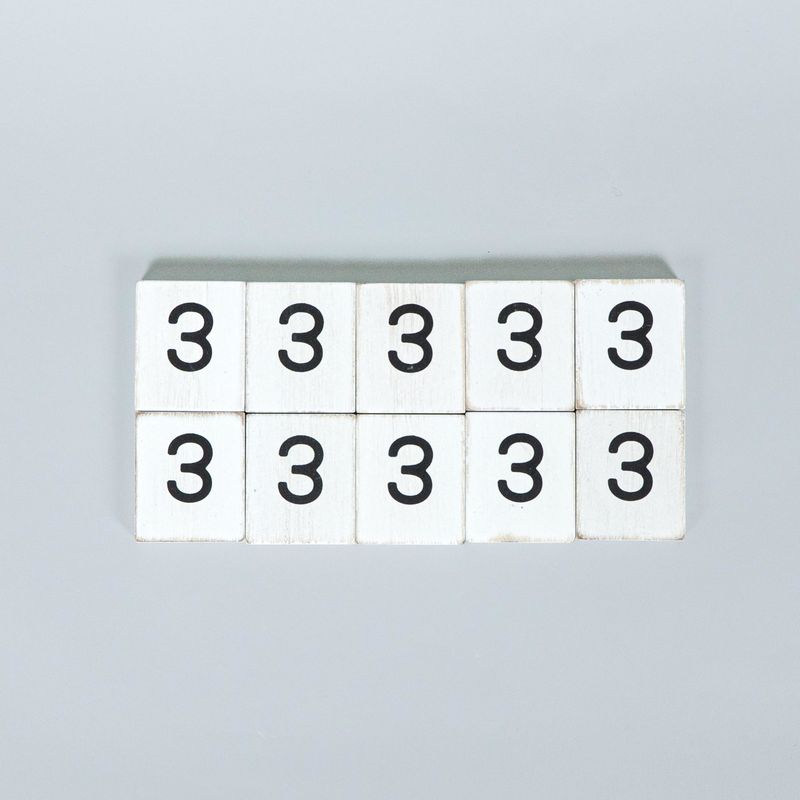 1.5x1.75x.25 wd letter tile s/10 (3) wh/bk